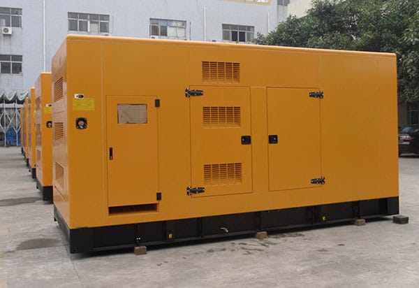 Động cơ của dòng máy 300kva4 thì, nhiên liệu được phun trực tiếp và chạy bằng dầu diesel